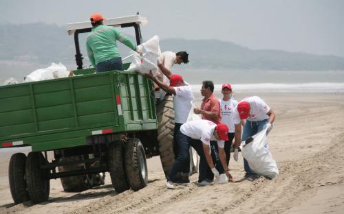 Realizamos limpieza de playas junto a nuestros colaboradores