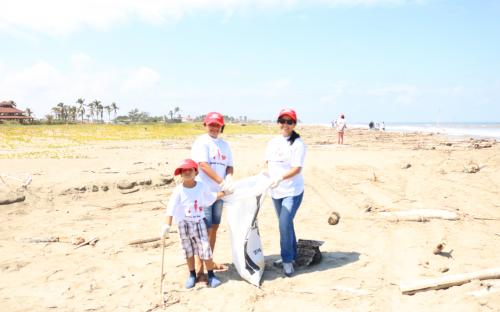 Voluntariado de TIA se une a limpieza de playas