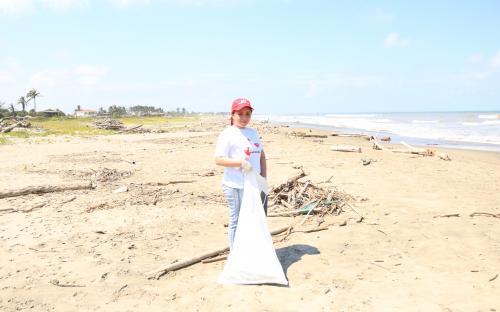 Voluntariado de TIA se une a limpieza de playas