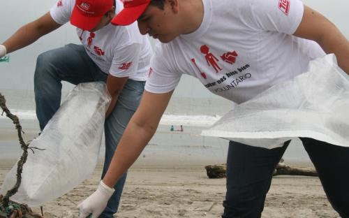 Realizamos limpieza de playas junto a nuestros colaboradores