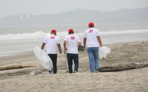 Realizamos limpieza de playas junto a nuestros colaboradores