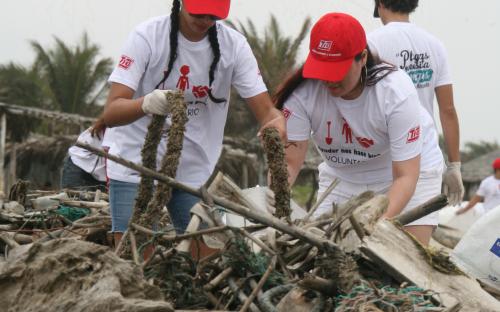 Realizamos limpieza de playas junto a nuestros colaboradores