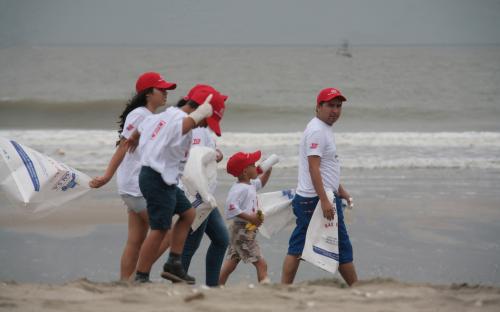 Realizamos limpieza de playas junto a nuestros colaboradores