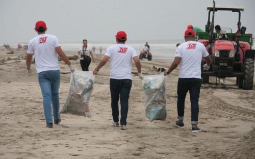 Realizamos limpieza de playas junto a nuestros colaboradores