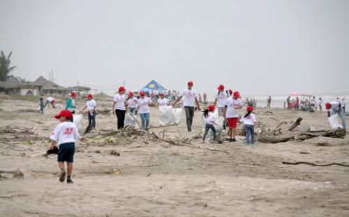 Realizamos limpieza de playas junto a nuestros colaboradores