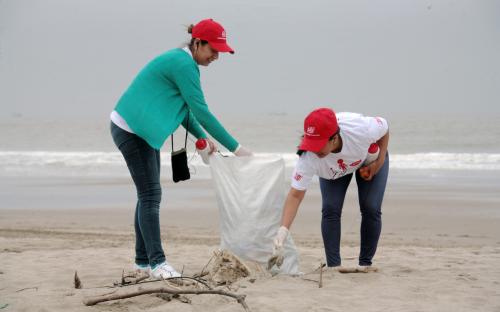 Realizamos limpieza de playas junto a nuestros colaboradores