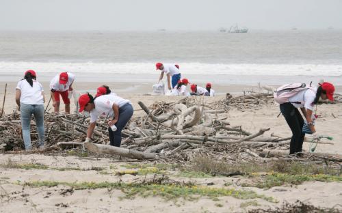 Realizamos limpieza de playas junto a nuestros colaboradores