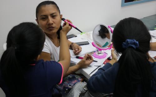 TIA dictó curso de maquillaje en el Centro de Desarrollo Comunitario
