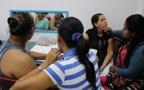 TIA dictó curso de maquillaje en el Centro de Desarrollo Comunitario