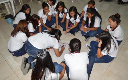 Talleres para padres y estudiantes sobre prevención de drogas en Guayaquil