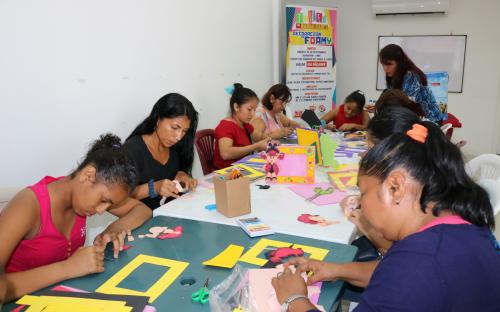 Brindamos taller de manualidades con foamy en el Centro de Desarrollo Comunitario