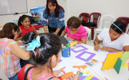 Brindamos taller de manualidades con foamy en el Centro de Desarrollo Comunitario