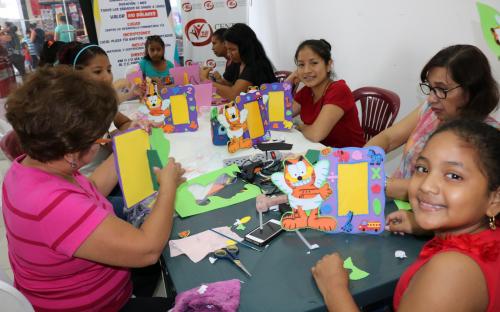 Brindamos taller de manualidades con foamy en el Centro de Desarrollo Comunitario