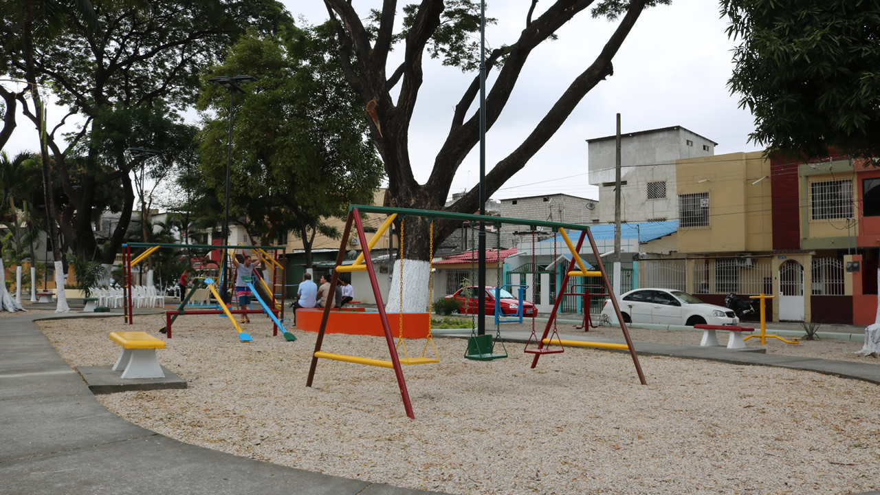 Tía-Remodelamos parque en el sector Guayacanes