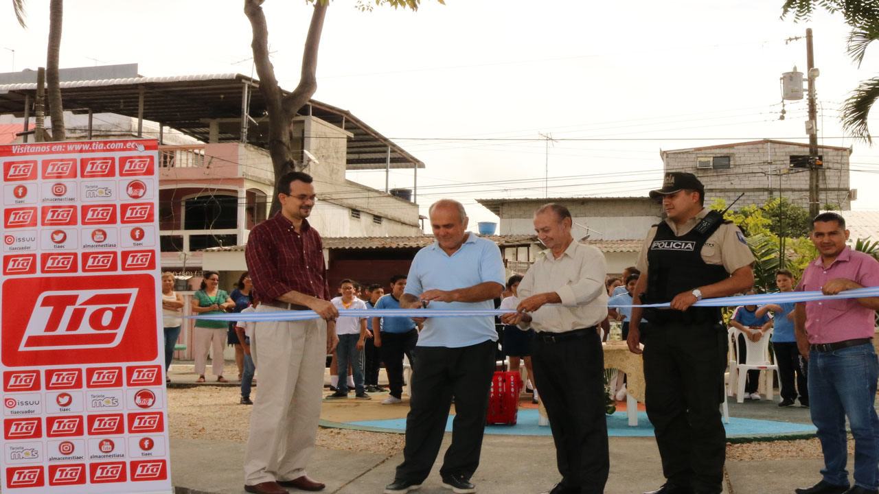 Tía-Remodelamos parque en el sector Guayacanes