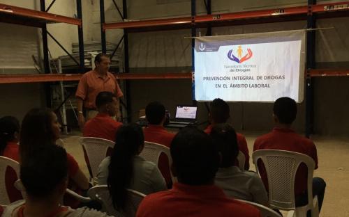 Capacitamos a colaboradores con charlas sobre prevención de drogas