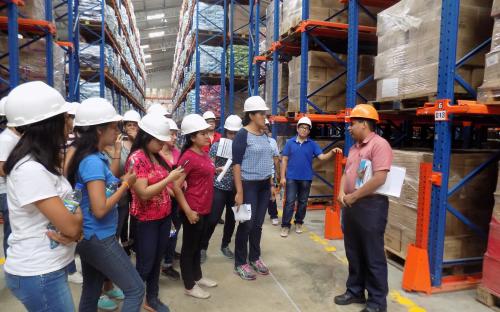 Estudiantes de la ESPOL visitan nuestro Centro Nacional de Distribución
